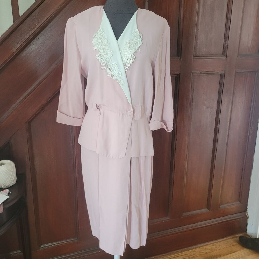 Studio I Womens Petite Blush Pink Dress Suit W/ Embroidered Lace Collar & Belt